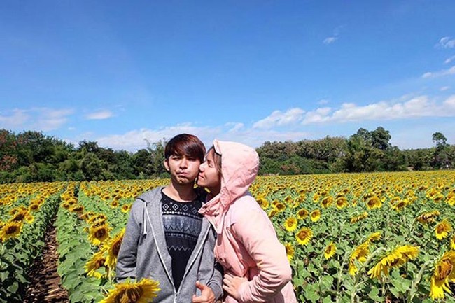 Begini potret kebersamaan antara Bow dan suaminya, Chu. Walaupun memiliki perbedaan usia yang cukup jauh, keduanya tetap terlihat romantis. Bagaimana menurutmu? Foto: eva.vn