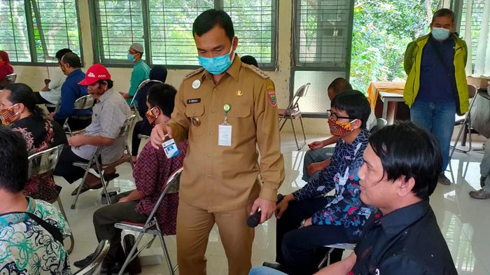 Bupati Batang Wihaji saat menemui tuna netra di Dinsos Batang, Selasa (26/1/2021)