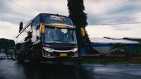 Bicara harga, total pembuatan bus pariwisata dari armada bekas ini memakan biaya hingga Rp 820 juta. Itu masih jauh lebih murah ketimbang membeli bodi dan sasis baru yang biasanya harganya tembus Rp 1,5 miliar hingga Rp 2 miliar.Foto: Screenshot Youtube Mas Wahid