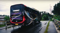 Bagian eksterior dicat ulang menggunakan warna hitam paduan gold, yang dikombinasi grafis mirip aliran angin. Lampu belakang juga sudah menganut gaya Jetbus 3. Foto: Mas Wahid
