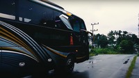 Motif selendangnya pun dibikin menjadi lebih simpel dan modern. Selendang model ini biasa disebut dengan selendang ala sayap ayam geprek. Foto: Mas Wahid