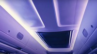 Area interior juga diubah. Atapnya dicat ulang, dan menggunakan lower AC baru, juga USB charger, serta lampu baca dan lampu tidur di setiap baris kursinya. Foto: Mas Wahid