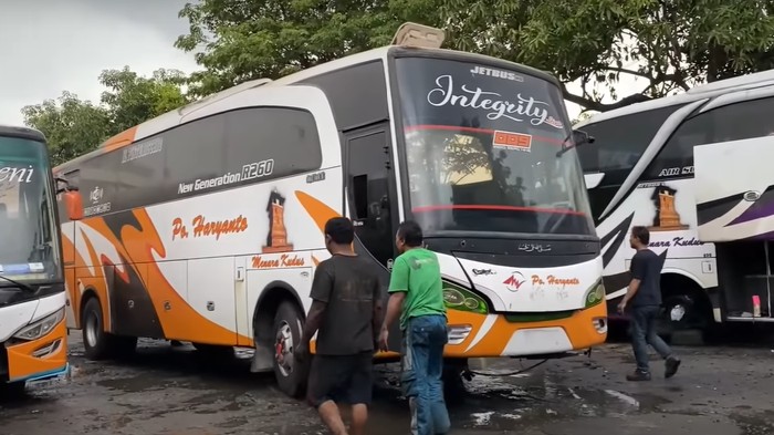Bus Mas Wahid yang dibangun dari armada bekas PO Haryanto Bus Mas Wahid yang dibangun dari armada bekas PO Haryanto