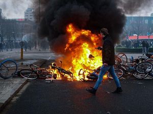Belanda Memanas Usai Jam Malam Diprotes Pengunjuk Rasa