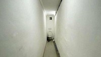 Toilet dengan ruangan yang sangat panjang ya. 