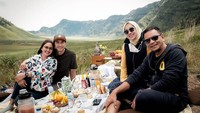 Hal tersebut disampaikan oleh Darius Sinathrya lewat unggahan di Instagramnya. Dan kini , Ibu tiga anak tersebut tengah menjalani proses penyembuhan. Foto: Instagram @dagnesia
