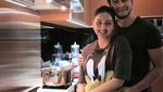 Mesranya Donna Agnesia dan Darius Sinathrya saat Masak Bersama