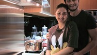 Nah, ini adalah momen saat Donna Agnesia dan Darius Sinathrya membuat kolak di dapur saat bulan Ramadhan tahun lalu. Ia memberikan kepada asisten rumah tangga dan tetangga di rumahnya. Foto: Instagram @dagnesia