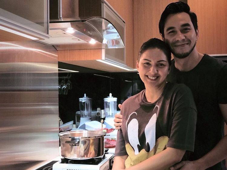 Mesranya Donna Agnesia dan Darius Sinathrya saat Masak Bersama