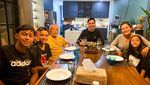 Mesranya Donna Agnesia dan Darius Sinathrya saat Masak Bersama