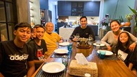 Donna Agnesia dan Darius Sinathrya memang pasangan suami istri idaman semua orang. Menikah pada 2006 lalu dan dikarunia tiga orang anak, hubungan keduanya masih tetap romantis. Foto: Instagram @dagnesia
