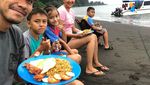Mesranya Donna Agnesia dan Darius Sinathrya saat Masak Bersama