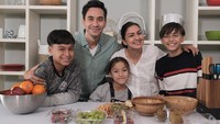 Donna Agnesia dan Darius Sinathrya juga saling melengkapi. Bukan hanya Donna saja yang jadi masak, tetapi Darius juga. Bahkan keduanya sering memasak bersama di dapur. Foto: Instagram @dagnesia