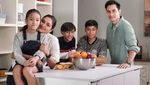 Mesranya Donna Agnesia dan Darius Sinathrya saat Masak Bersama
