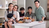 Seperti yang nampak pada foto ini, memperlihatkan kekompakan keluarga Donna Agnesia dan Darius Sinathrya saat memasak di dapur bersama. Foto: Instagram @dagnesia