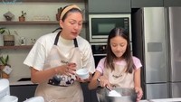 Sebelum terkena COVID-19, Donna Agnesia sendiri disibukkan dengan konten di YouTubenya. Ia memiliki konten memasak bersama keluarga di YouTuber. Seperti pada momen ini ia mengajak anak perempuannya untuk memasak. Foto: Instagram @dagnesia