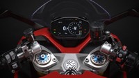Ducati SuperSport 950 memiliki layar TFT 4.3 yang menyajikan beragam informasi.  Soal jantung pacunya, Ducati SuperSport 950 menggendong mesin Ducati Testastretta dua silinder dengan homologasi Euro 5. Mesin itu mampu memuntahkan tenaga hingga 110 daya kuda pada 9.000 rpm dan torsi maksimal 93 Nm pada 6.500 rpm. Mesin itu diklaim tidak terlalu liar sehingga tidak mengintimidasi pemula. Foto: Dok. Ducati
