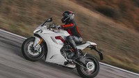 Ducati merancang SuperSport 950 dengan bahasa desain Panigale V4. Motor ini dibekali lampu depan full LED dengan DRL yang mirip seperti Panigale V4. Foto: Dok. Ducati