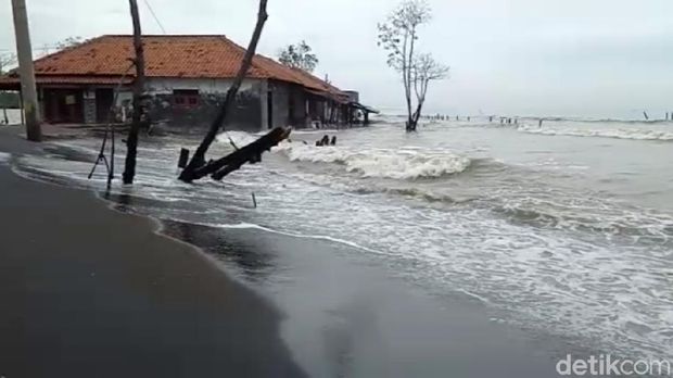 Dusun Simonet, Desa Semut, Kecamatan Wonokerto, Kabupaten Pekalongan, yang terpisah dengan daratan gegara abrasi, Selasa (26/1/2021).