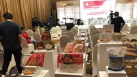 Selain itu, pada segmen restoran dan foodservice, Ebinoya juga telah memasok beberapa nama restoran, seperti HokBen, Sushi Tei Surabaya, ThaiStreet Surabaya, dan Das Bistro – Soesjach Bali. Dalam memasarkan dan mendistribusikan produknya, kini Ebinoya telah bekerjasama dengan total 7 retailers yang kedepannya diyakini akan terus bertambah sejalan dengan rencana ekspansi bisnis Perseroan. Selain itu, Ebinoya sendiri juga sudah mulai dipasarkan melalui platform e-commerce, sejalan dengan perkembangan teknologi digital di Indonesia.