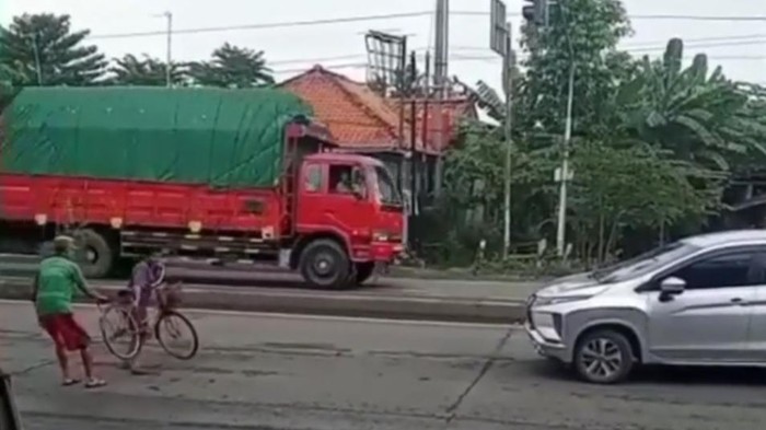 Emak-emak pesepeda hadang mobil di Pantura Pemalang bikin lalin macet