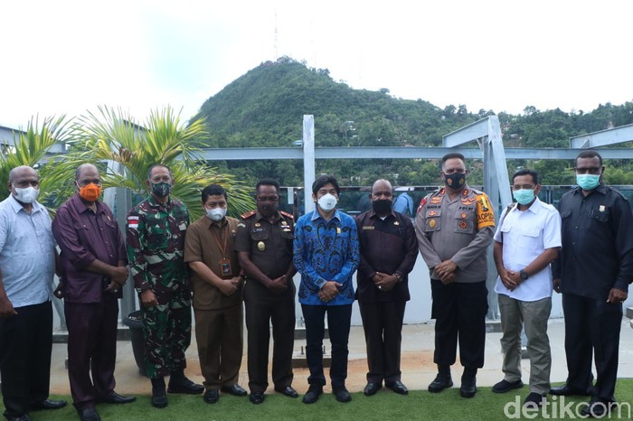Forkopimda Papua rapat di DPR Papua untuk membahas situasi terkait kasus ujaran kebencian yang dilakukan Ambroncius Nababan. Warga Papua diminta tenang karena kasus sudah ditangani (Wilpret Siagian/detikcom)
