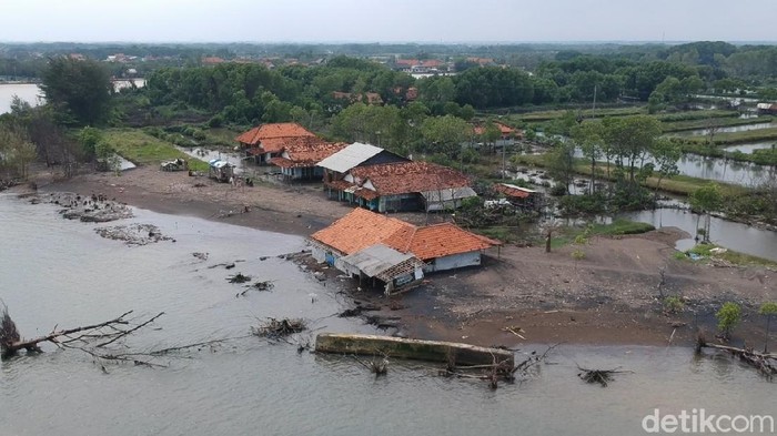 Foto udara Dusun Simonet, Desa Semut, Kecamatan Wonokerto, Kabupaten Pekalongan, yang terpisah dengan daratan gegara abrasi, Selasa (26/1/2021).