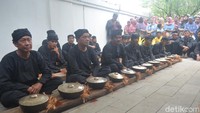 Gamelan renteng atau gong renteng berbeda dengan dua gamelan sebelumnya. Gamelan renteng lebih banyak menggunakan jenis bonang. Gamelan renteng usianya lebih muda ketimbang denggung dan sekaten. Fungsinya juga untuk syiar Islam.