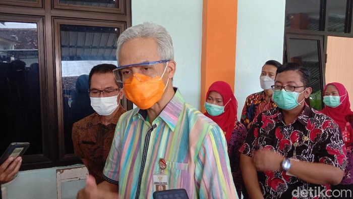 Gubernur Jateng Ganjar Pranowo cek pelaksanaan vaksinasi Corona di Puskesmas Mejobo, Kudus, Selasa (26/1/2021).