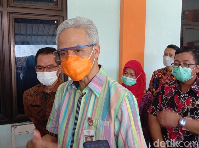 Gubernur Jateng Ganjar Pranowo cek pelaksanaan vaksinasi Corona di Puskesmas Mejobo, Kudus, Selasa (26/1/2021).