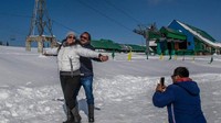 Tuh lihat, semua wisatawan terlihat senang di Gulmarg.