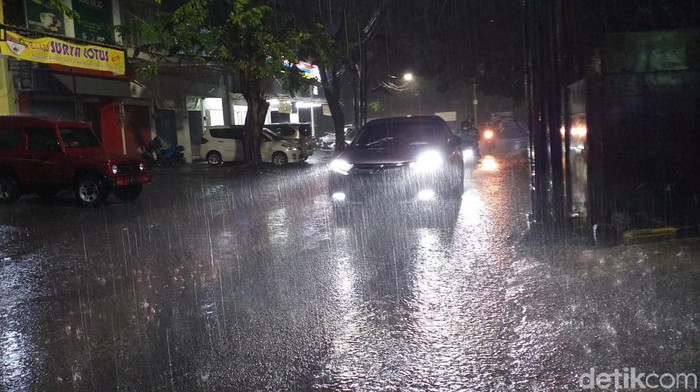 hujan deras di surabaya