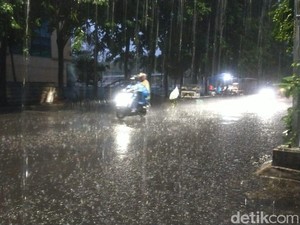 Hujan Deras Disertai Petir Merata Terjadi di Kota Surabaya