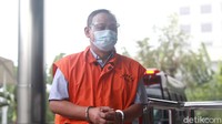 Sementara Matheus Joko Santoso mengenakan kemeja putih.