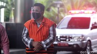 Terakhir, ada Ardian IM yang hadir mengenakan kemeja kotak-kotak.