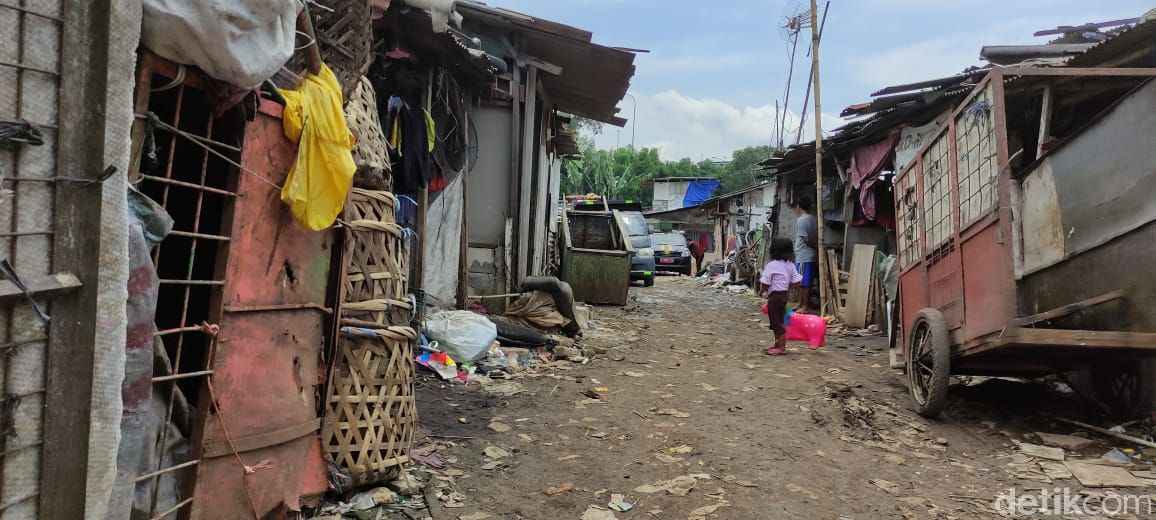 Jalan menuju sampah selapangan sepakbola. (Taufieq Renaldi Arfiansyah/detikcom)