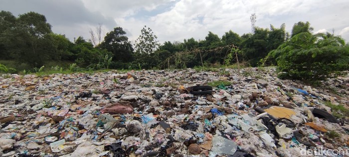 Jalan menuju sampah selapangan sepakbola. (Taufieq Renaldi Arfiansyah/detikcom)