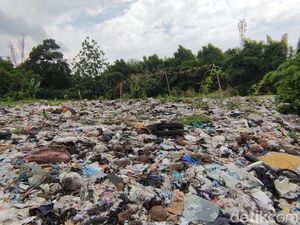 Warga Minta Pemkot Bekasi Segera Angkut Sampah Selapangan Bola