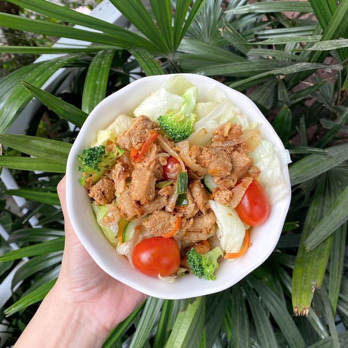 Jalani Pola Makan Plant-Based, Andien Pilih Oncom hingga Urap