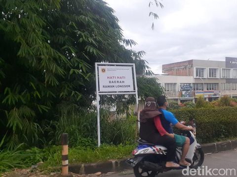 Jl Raya Cilebut rawan longsor (Afzal Nur Iman/detikcom)