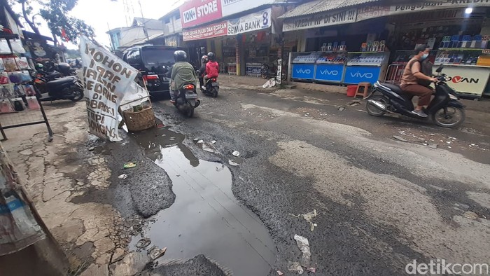 Jl Raya Pabuaran Kabupaten Bogor, rusak. (Afzal Nur Iman/detikcom)