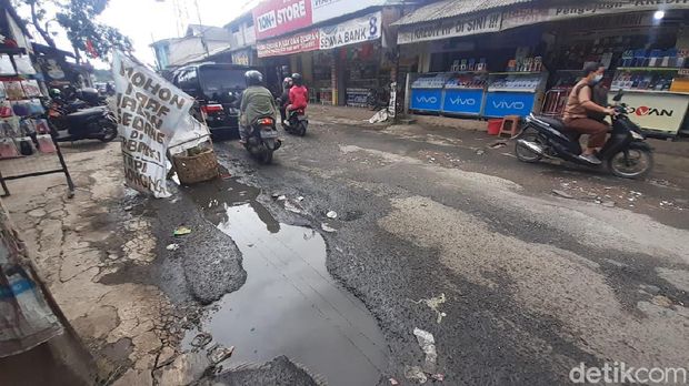 Jl Raya Pabuaran Kabupaten Bogor, rusak. (Afzal Nur Iman/detikcom)