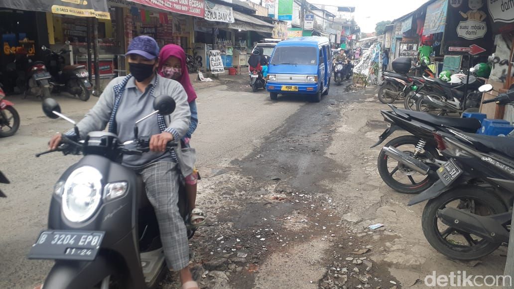 Jl Raya Pabuaran Kabupaten Bogor, rusak. (Afzal Nur Iman/detikcom)