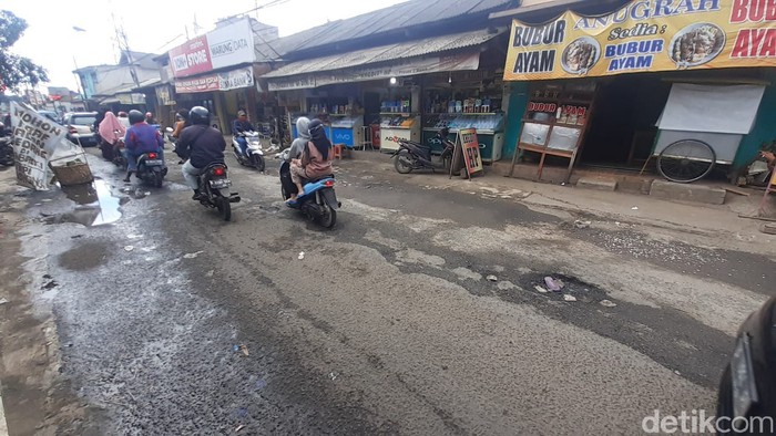 Jl Raya Pabuaran Kabupaten Bogor, rusak. (Afzal Nur Iman/detikcom)
