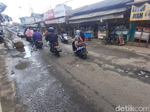 Warga Minta Jl Raya Pabuaran Kabupaten Bogor yang Rusak Segera Diperbaiki