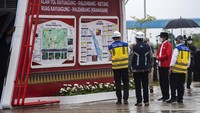 Presiden Jokowi didampingi Menteri PUPR Basuki Hadimuljono dan pejabat lainnya melakukan peresmian di gerbang Tol Kramasan di Desa Ibul Besar III, Pemulutan, Ogan Ilir (OI), Sumatera Selatan, Selasa (26/1/2021). 