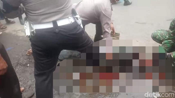 kakak bunuh adik dengan cangkul di pasuruan
