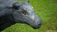 Tak hanya gajah, patung kerbau juga jadi sasaran vandalisme.