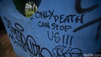 Beberapa fasilitas lainnya juga penuh dengan coretan vandalisme.