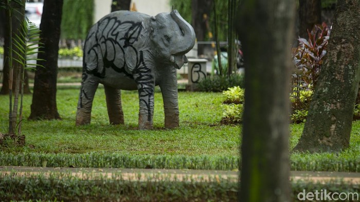 Kasihan, Gajah Ini jadi Korban Vandalisme Seekor patung gajah jadi korban vandalisme di Taman Kebau Gajah, Kebayoran Baru, Jakarta Selatan. Ini dia foto-fotonya.